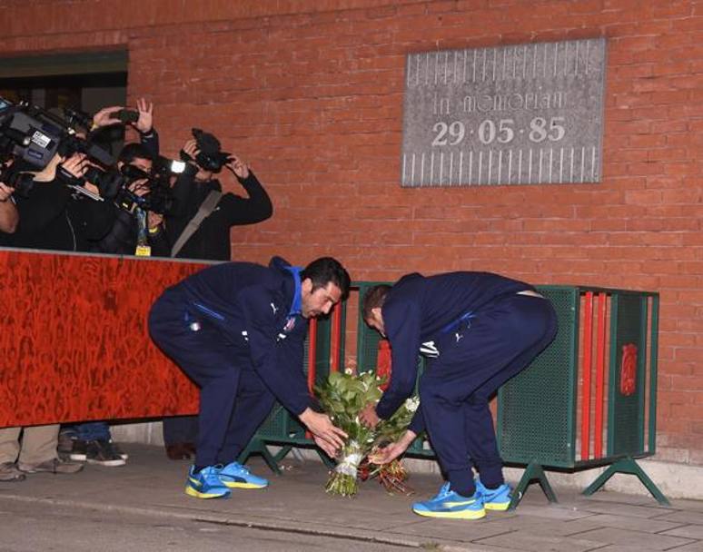 Chiellini e Buffon posano i fiori. Getty Images